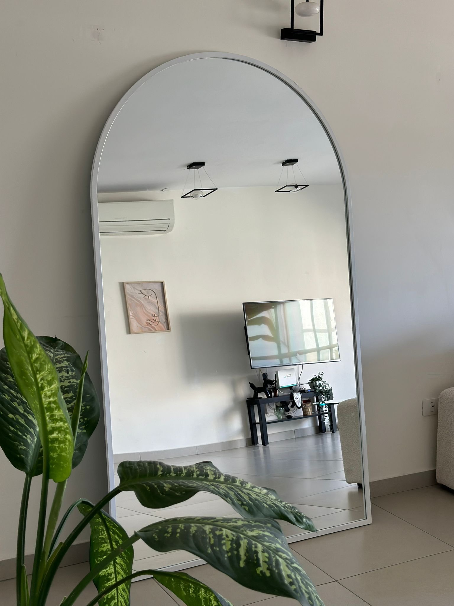 מראה חצי אובלי עם פרופיל ברזל